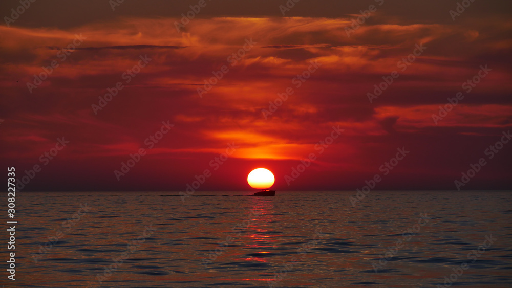 Sonnenuntergang am Horizont am Ende des Tages mit Wellen