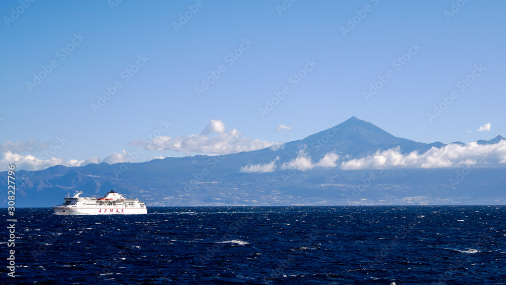 Fähre auf dem Meer mit El Teide im Hintergrund