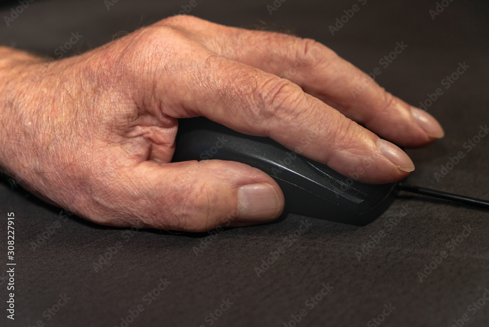 Hand von altem Menschen auf Computermaus Hand von altem Menschen auf Computermaus