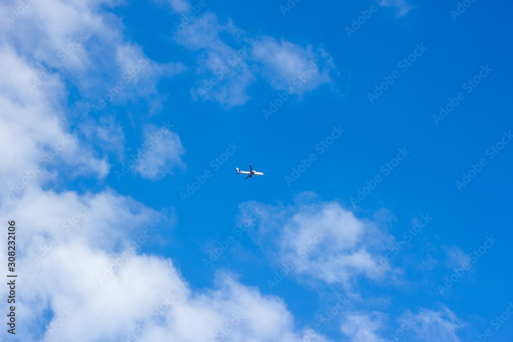 青空と雲と飛行機　airplane in blue sky