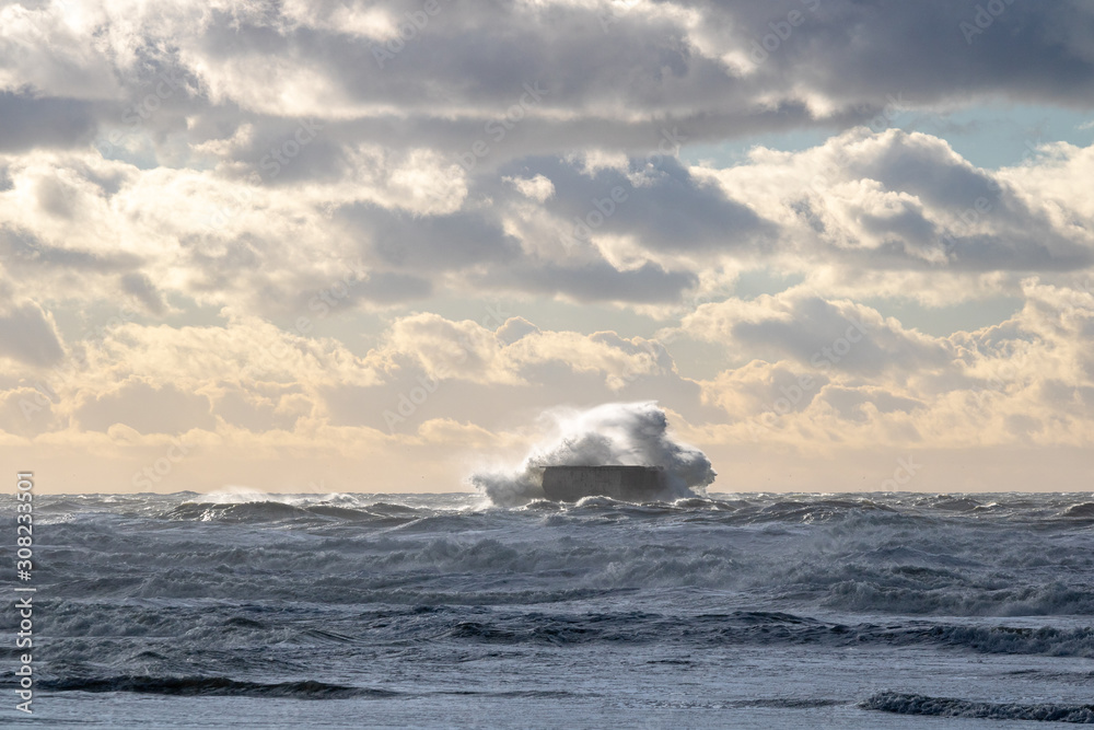 Vague sur le Fort de l'Heurt à Le Portel Vague sur le Fort de l'Heurt à Le Portel