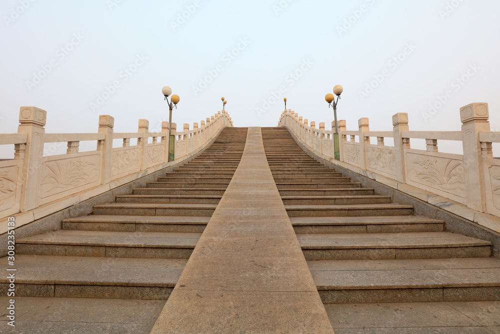 Fototapeta premium Architectural scenery of traditional Chinese pedestrian bridge