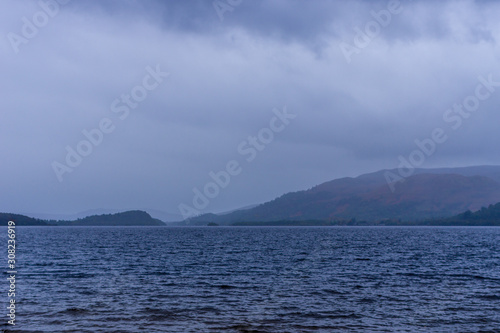 Bewölkter Himmel am Loch Lomond
