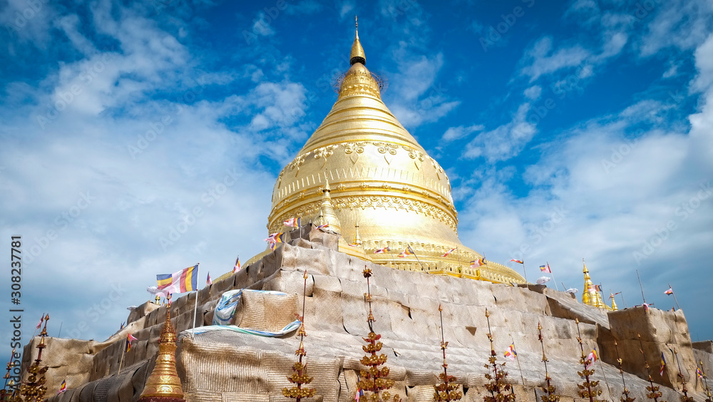Fototapeta premium Shwedagon Pagoda Myanmer famous sacred place and tourist attraction landmark Yangon Myanmar