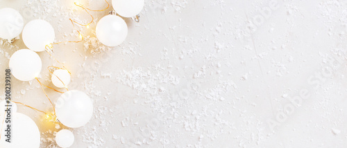 Photos White Christmas or New Year background with festive decoration and Christmas lig