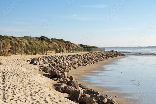 Fototapeta Naklejka Na Ścianę i Meble -  Enrochement le long de la plage de Saint-Gabriel (Camiers-Sainte-Cécile)