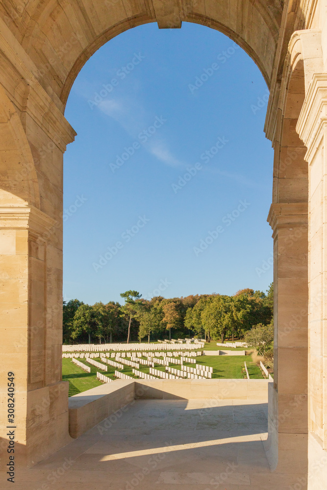 Arche du monument du cimetière britannique d'Etaples