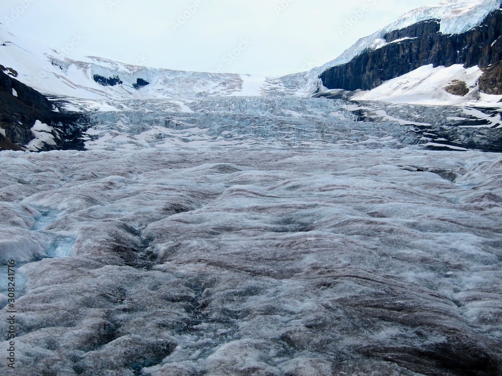 El agua corriendo en los glaciares El agua corriendo en los glaciares