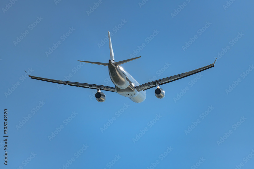 離陸する旅客機 離陸する旅客機
