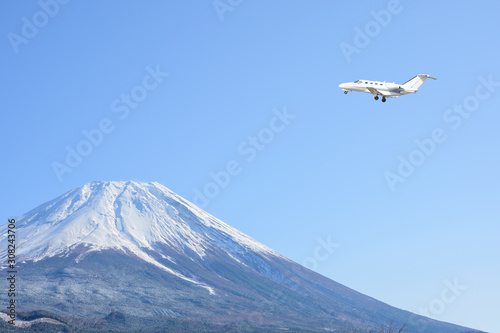 A plane passing through the view of Lake Kawaguchiko in Japan © Thiradech