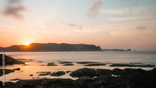 Coucher de soleil sur les colline avec réflexion des couleurs sur la mer