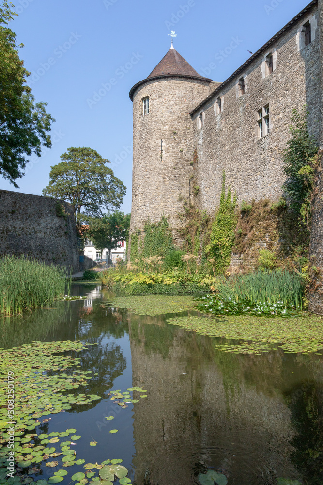 Les douves du château comtal de Boulogne-sur-Mer