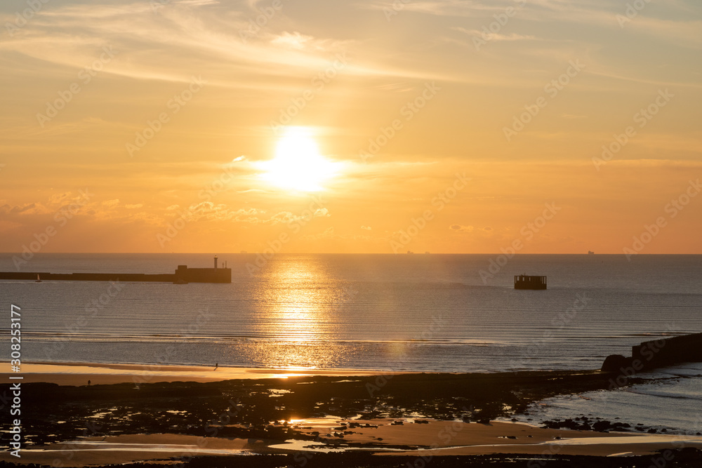 Naklejka premium Coucher de soleil sur la rade de Boulogne-sur-Mer