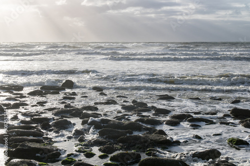 Mer écumante à la plage de Ningles