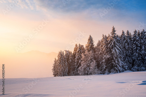 Winterlandschaft bei Sonnenaufgang © Bavariablue