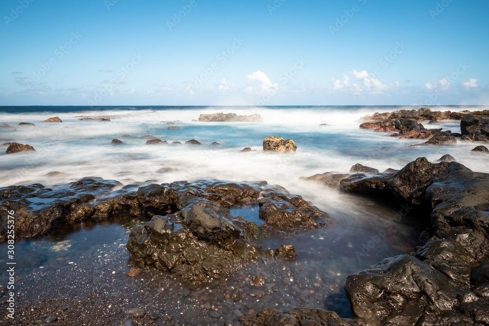 Plage de l'île de la réunion, vagues et rochers