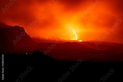 éruption du volcan de la fournaise île de la réunion
