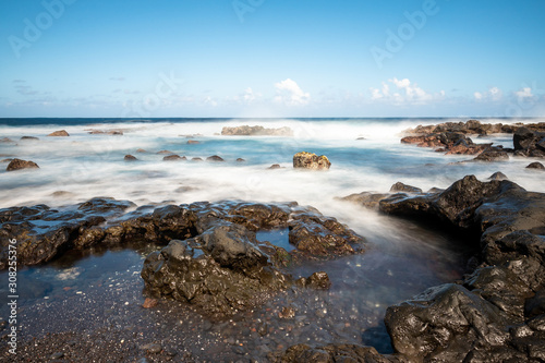 Plage de l'île de la réunion, vagues et rochers © AnneLaure