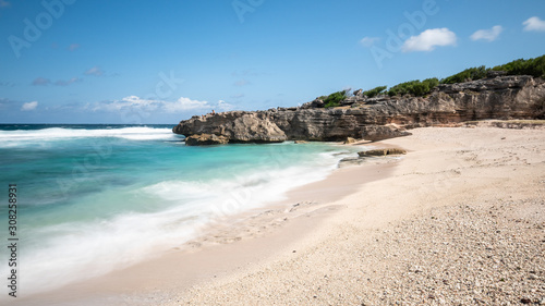 plage de sable blanc et rocher sous les tropiques, île de rodrigues, île maurice © AnneLaure