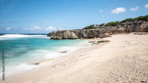Fototapeta Naklejka Na Ścianę i Meble -  plage de sable blanc et rocher sous les tropiques, île de rodrigues, île maurice