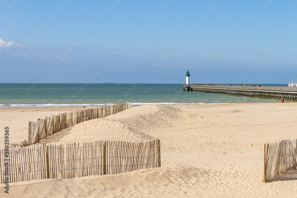 La plage et la jetée de Calais