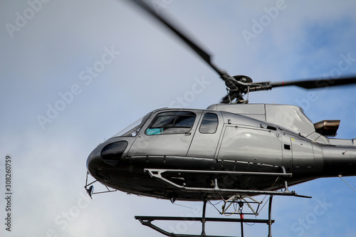 Ein Lastenhubschrauber auf der Bahn Baustelle K  then  Mastentransport