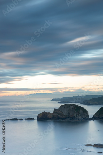 Espectacular vista del Cabo de Peñas amaneciendo con el cielo cubierto de nubes. Asturias, España.