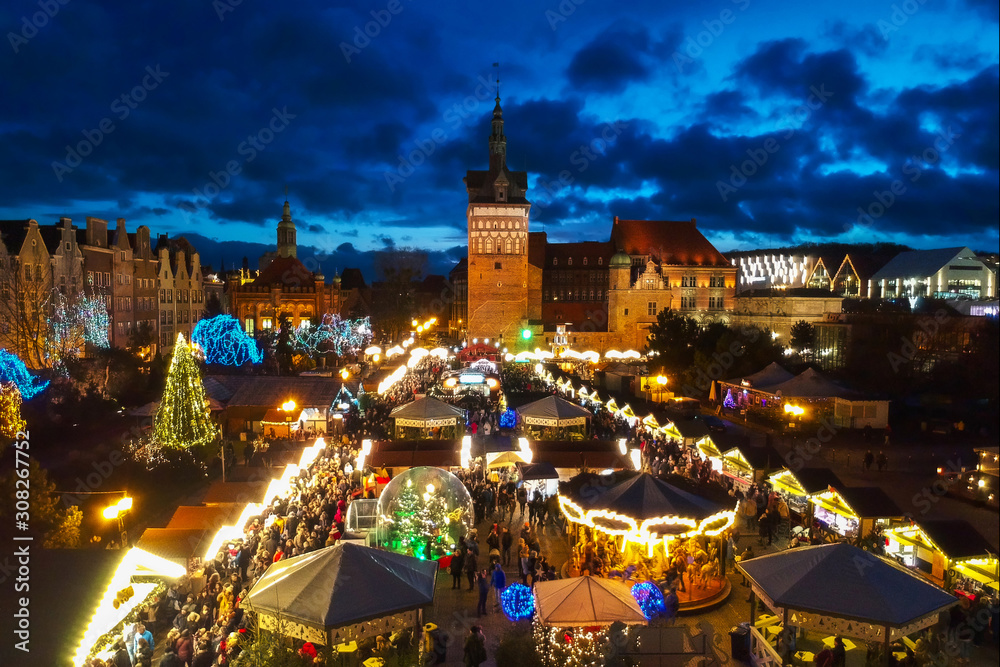 Naklejka premium Illuminatedl Christmas fair in the old town of Gdansk, Poland
