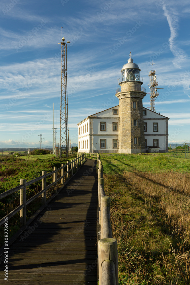 Faro y museo marino de Cabo de Peñas con cielo y nubes en Gozón, Asturias, España