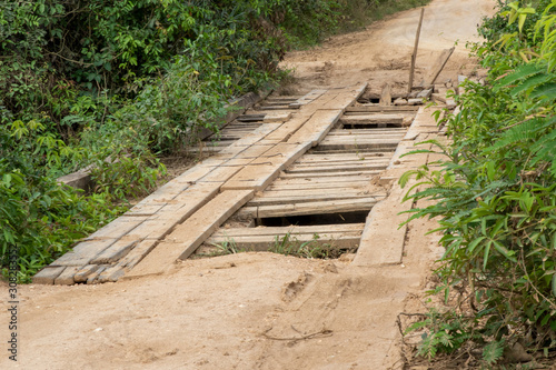 Eine defekte Holzbrücke auf der Tranpantaneira im brasilianischen Pantanal photo