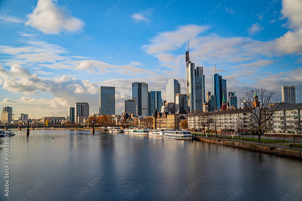 Naklejka premium skyline at dusk