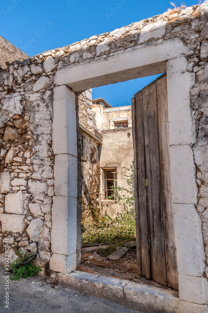 Fototapeta premium Arched door to the courtyard of the old house.