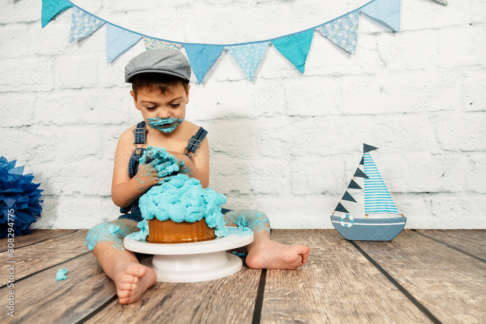 sesión smashcake, primer pastel de un niño de 3 años con pluri ...