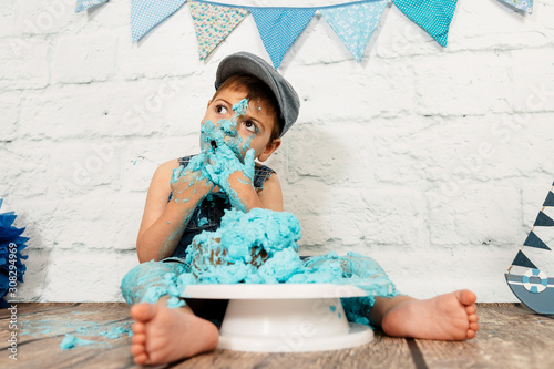 Fotografia sesión smashcake, primer pastel de un niño de 3 años con pluri discapacidad