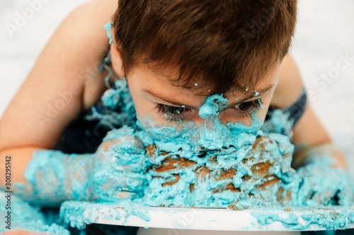 Fotografia sesión smashcake, primer pastel de un niño de 3 años con pluri discapacidad