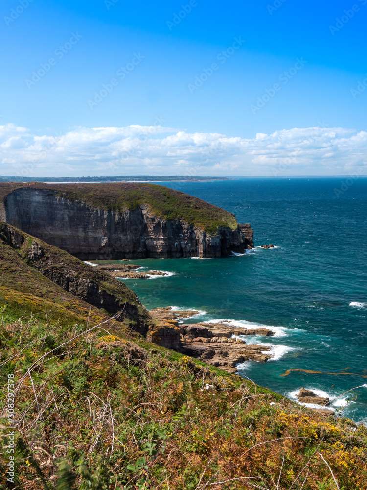 Obraz premium A scenic view of the cliffs on a coast of the Atlantic ocean.