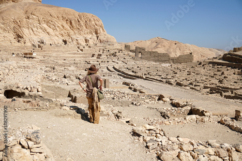 blonde Frau als Tourist in Ägypten blickt auf die Stadt der Arbeiter, Deir el-Medina in Luxor