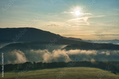 Faszinierende, beeindruckende Morgenstimmung mit Nebel über den Elbe, Täler im Nationalpark Sächsische Schweiz. Blick von der Kaiserkrone auf Zirkelstein, Rosenberg, Schrammsteine bis Lilienstein.