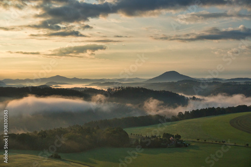 Faszinierende, beeindruckende Morgenstimmung mit Nebel über den Elbe, Täler im Nationalpark Sächsische Schweiz. Blick von der Kaiserkrone auf Zirkelstein, Rosenberg, Schrammsteine bis Lilienstein. photo