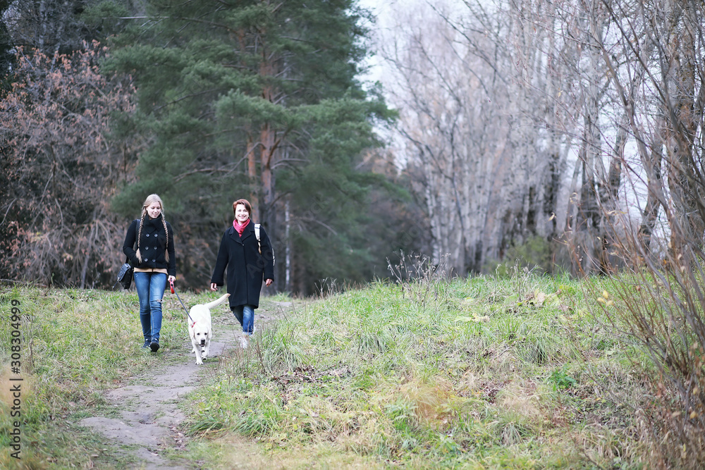 Obraz premium Young girl on a walk in the autumn