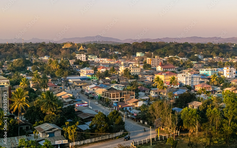 Naklejka premium Burmese town of Loikaw at sunset seen from the emblematic Taung Kwe Zayde temple.