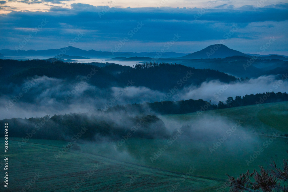 Faszinierende, beeindruckende Morgenstimmung mit Nebel über den Elbe, Täler im Nationalpark Sächsische Schweiz. Blick von der Kaiserkrone auf Zirkelstein, Rosenberg, Schrammsteine bis Lilienstein.