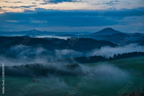 Faszinierende, beeindruckende Morgenstimmung mit Nebel über den Elbe, Täler im Nationalpark Sächsische Schweiz. Blick von der Kaiserkrone auf Zirkelstein, Rosenberg, Schrammsteine bis Lilienstein. © zimuwe