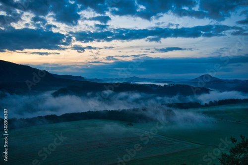 Faszinierende, beeindruckende Morgenstimmung mit Nebel über den Elbe, Täler im Nationalpark Sächsische Schweiz. Blick von der Kaiserkrone auf Zirkelstein, Rosenberg, Schrammsteine bis Lilienstein. © zimuwe