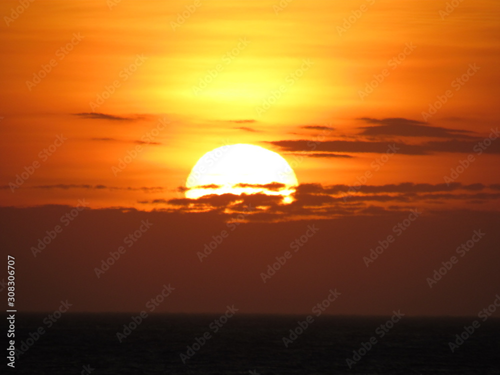Obraz premium The dramatic color spectacle of the Brazilian sunset.