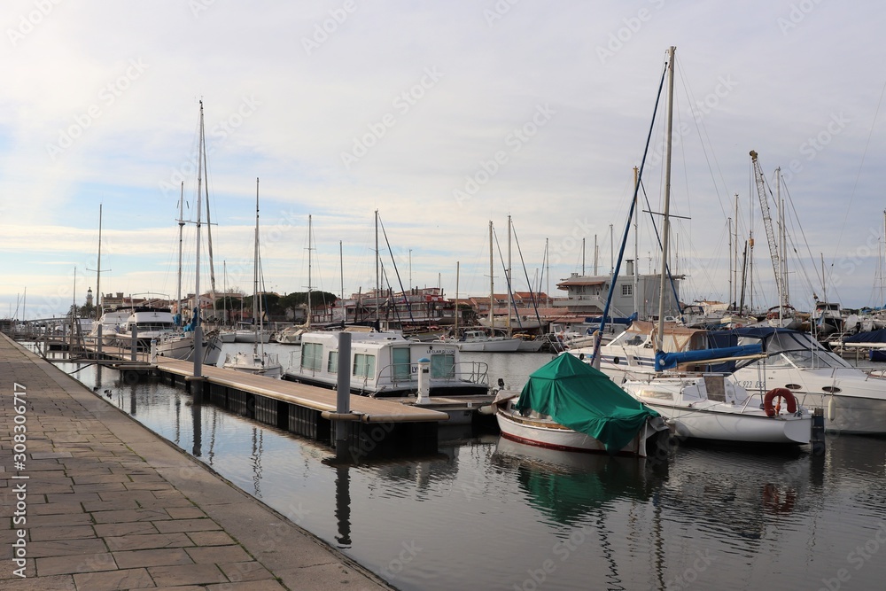 Obraz premium Bateaux sur le canal du Rhone a Sete - Village Le Grau du Roi - Département du Gard - Languedoc Roussillon - Région Occitanie - France