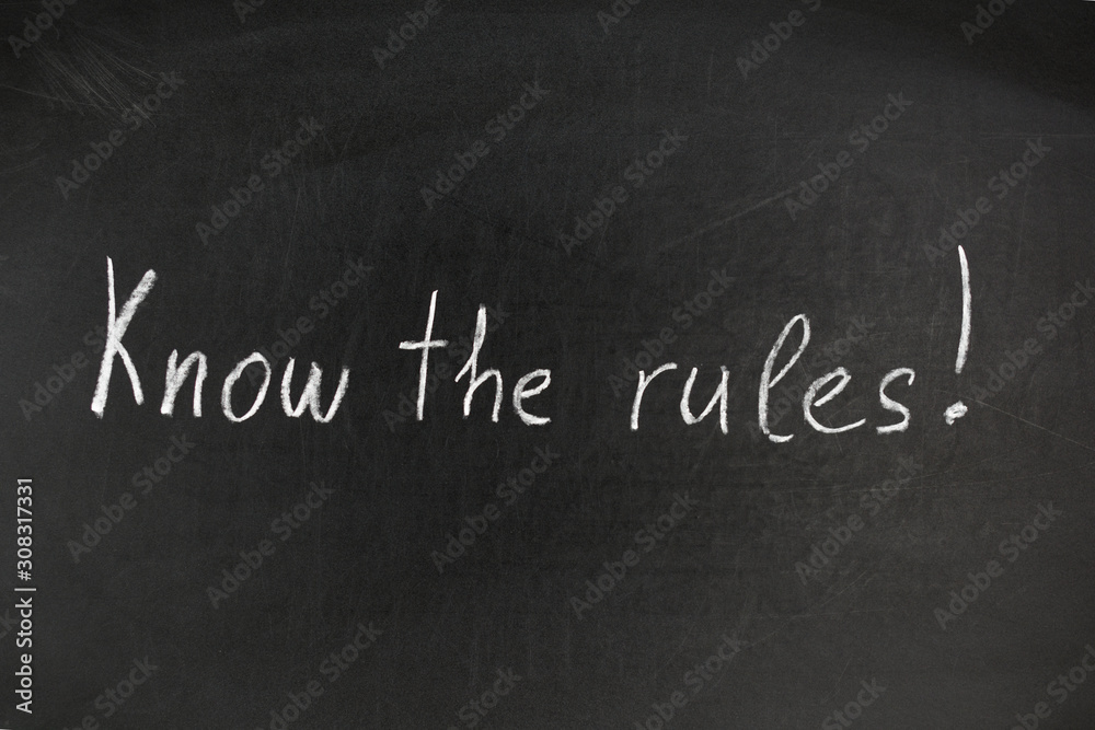 Obraz premium Writing 'Know the Rules' on chalkboard