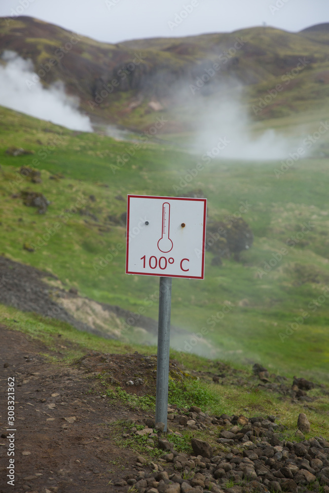 Obraz premium Warning sign about temperature of hot springs in Iceland