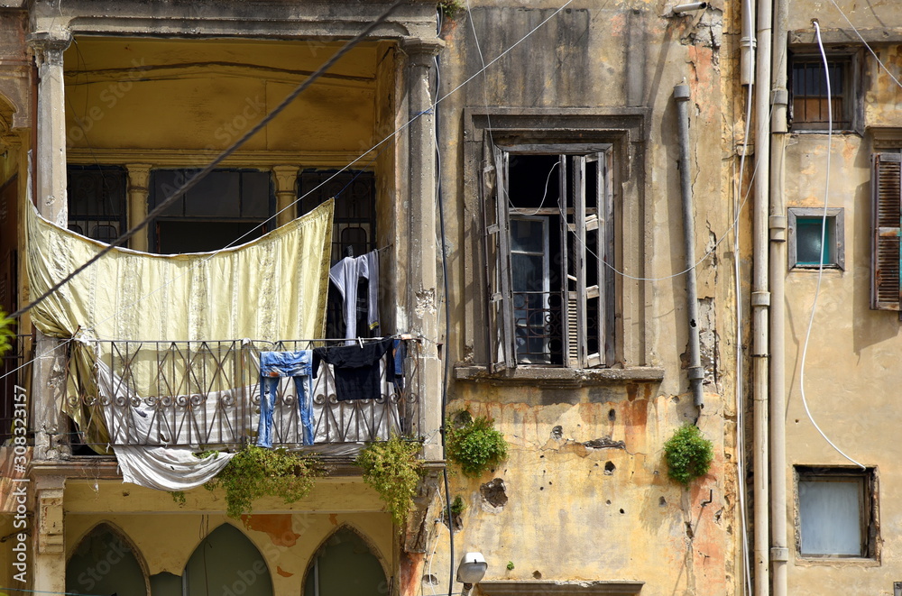 Obraz premium Dom zniszczony wojną z dziurami po kulach w fasadzie