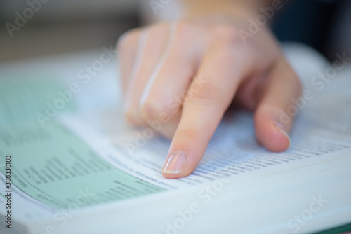 Εκτύπωση καμβά pointing at the specific word on the book